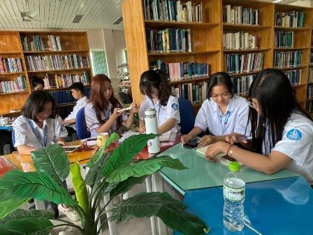 Lớp học nghiên cứu tại Trung tâm Học liệu Lê Vũ Hùng của cô Nguyễn Thuận Quý - Trưởng Khoa Văn hóa Du lịch